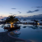 ReisenAktuell Korfu Mareblue Beach Resort Hotel Außenpoolanlage Abendstimmung ReisenAktuell Korfu Mareblue Beach Resort Hotel Außenpoolanlage Abendstimmung